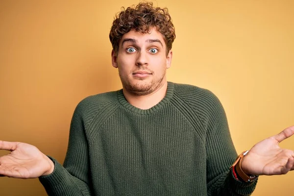 Homem Bonito Loiro Jovem Com Cabelo Encaracolado Vestindo Camisola Verde — Fotografia de Stock