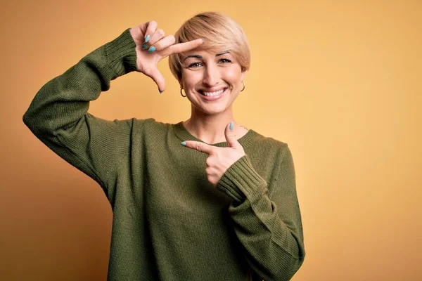 Modern Kısa Saçlı Sarı Arka Planda Rahat Süveter Giyen Gülümseyen — Stok fotoğraf