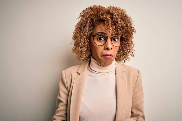 Mooie Afro Amerikaanse Zakenvrouw Draagt Bril Geïsoleerde Witte Achtergrond Clueless — Stockfoto