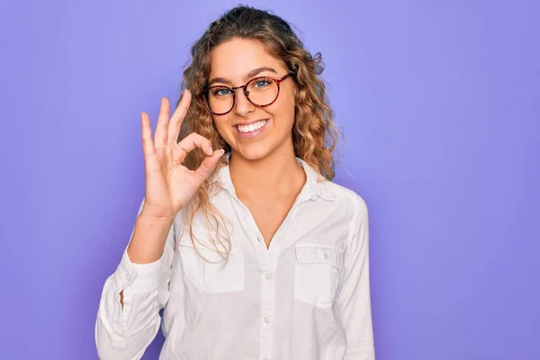 Junge Schöne Frau Mit Blauen Augen Lässigem Hemd Und Brille — Stockfoto