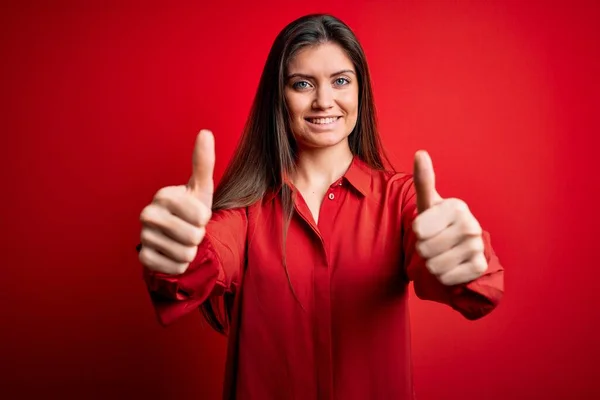 Ung Vacker Kvinna Med Blå Ögon Bär Casual Skjorta Står — Stockfoto