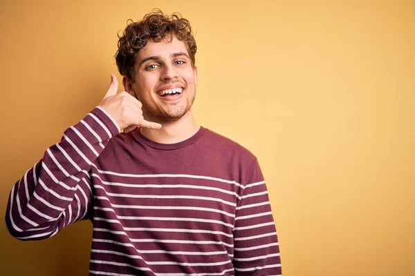 Joven Hombre Guapo Rubio Con Pelo Rizado Usando Suéter Rayas — Foto de Stock