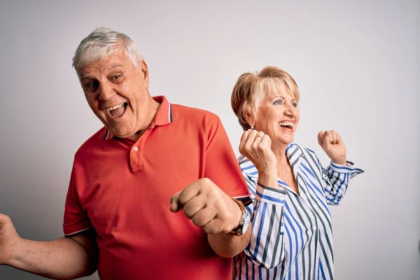 Senior Vackra Par Står Tillsammans Över Isolerad Vit Bakgrund Dansa — Stockfoto