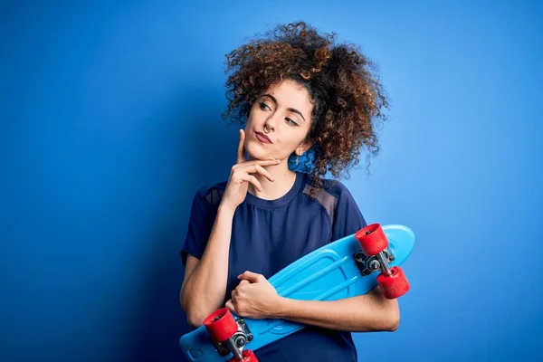 Jonge Sportieve Vrouw Met Krullend Haar Piercing Houden Skate Blauwe — Stockfoto