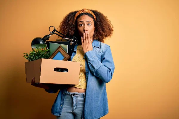 Jovem Americana Africana Demitida Mulher Com Cabelo Afro Segurando Caixa — Fotografia de Stock