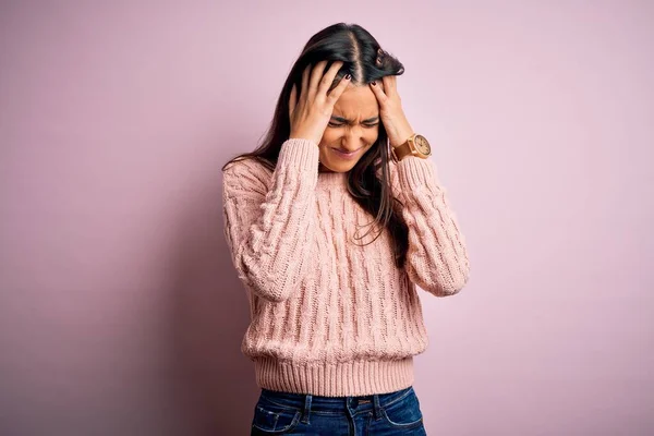 Junge Schöne Brünette Frau Trägt Lässigen Pullover Über Isoliertem Rosa — Stockfoto