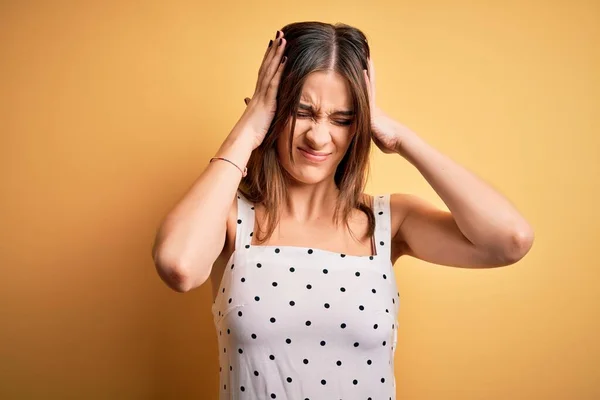 Joven Mujer Morena Hermosa Con Vestido Casual Pie Sobre Fondo —  Fotos de Stock