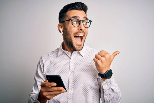 Young Handsome Man Wearing Glasses Having Conversation Using Smartphone Earphones — Stock Photo, Image