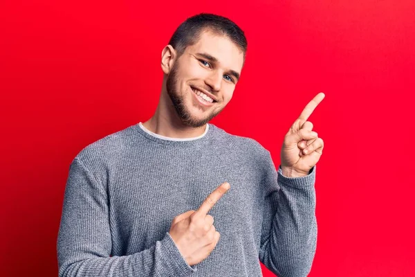 Joven Hombre Guapo Con Suéter Casual Sonriendo Mirando Cámara Apuntando — Foto de Stock