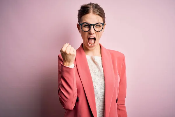 Wanita Berambut Merah Muda Yang Cantik Mengenakan Jaket Dan Kacamata — Stok Foto