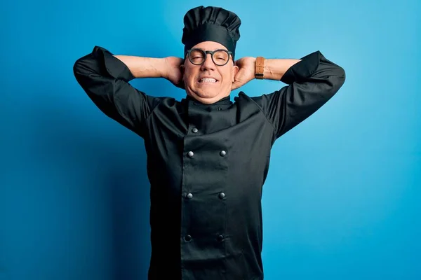 Středního Věku Pohledný Šedovlasý Kuchař Kuchařské Uniformě Klobouku Relaxační Strečink — Stock fotografie