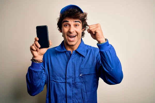 Jeune Mécanicien Portant Uniforme Tenant Smartphone Sur Fond Blanc Isolé — Photo