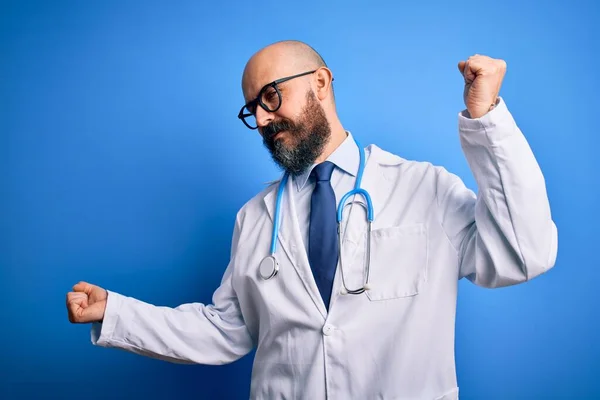 Bonito Homem Médico Careca Com Barba Vestindo Óculos Estetoscópio Sobre — Fotografia de Stock