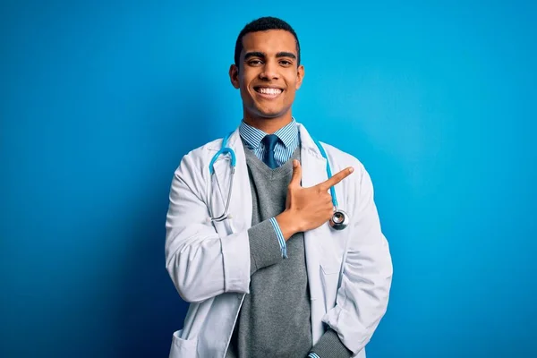 Guapo Afroamericano Doctor Hombre Vistiendo Abrigo Estetoscopio Sobre Fondo Azul — Foto de Stock