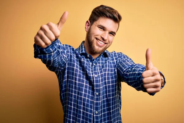 Jonge Blonde Zakenman Met Baard Blauwe Ogen Dragen Shirt Gele — Stockfoto