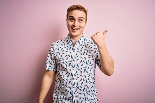 Genç Yakışıklı Yaz Gömleği Giyen Pembe Arka Planda Dikilen Mutlu — Stok fotoğraf