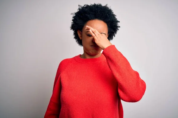 赤のカジュアルなセーターを着て巻き毛を持つ若い美しいアフリカ系アメリカ人アフロ女性は 鼻の上に指で息を保持し 臭いや嫌な 耐え難い匂いを嗅ぐ 匂いが悪い — ストック写真
