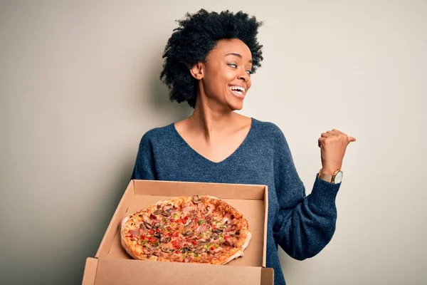 Young African American Afro Woman Curly Hair Holding Delivery Box — ストック写真