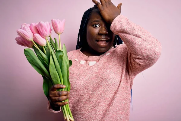 Jeune Afro Américaine Femme Taille Avec Des Tresses Tenant Bouquet — Photo