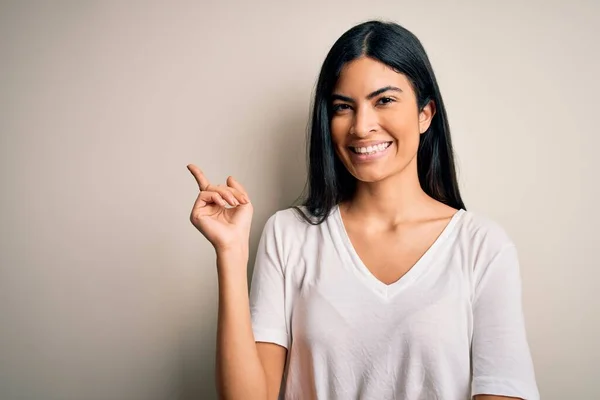 Jonge Mooie Spaanse Vrouw Met Casual Wit Shirt Geïsoleerde Achtergrond — Stockfoto