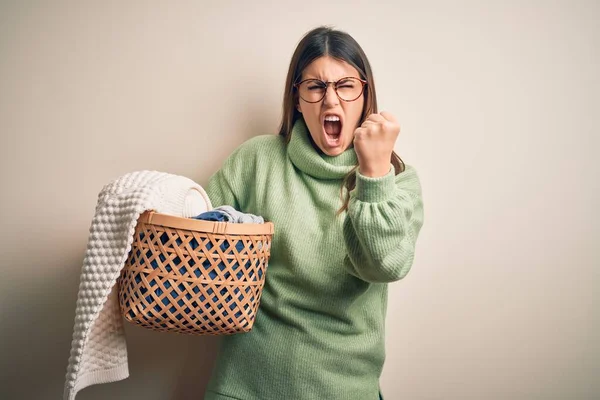 Mujer Hermosa Joven Con Suéter Casual Pie Sobre Fondo Blanco — Foto de Stock