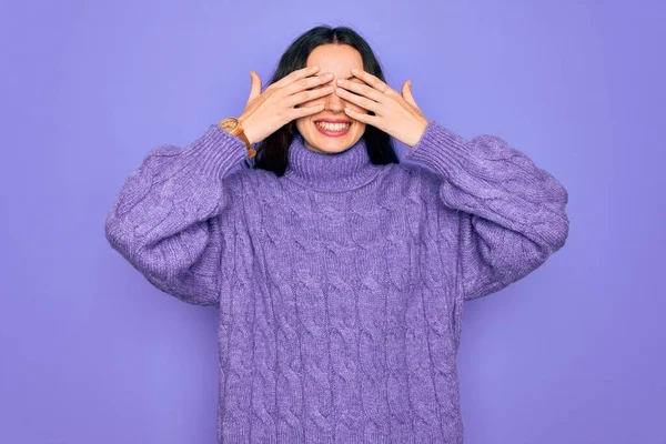 Junge Schöne Frau Lässigem Rollkragenpullover Der Über Lila Hintergrund Steht — Stockfoto