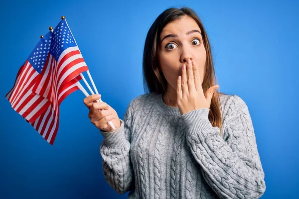 Ung Patriotisk Kvinna Håller Usa Flagga Självständighetsdagen Juli Över Blå — Stockfoto