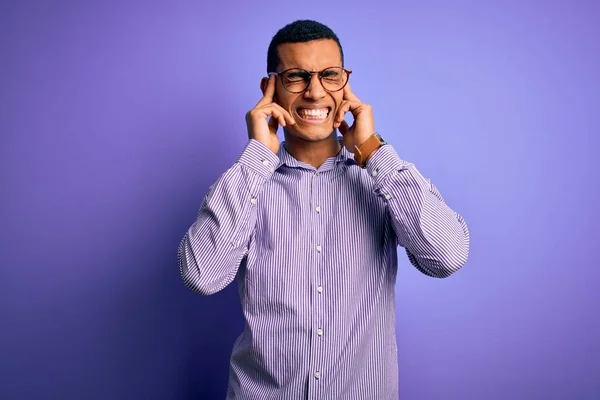 Hombre Afroamericano Guapo Con Camisa Rayas Gafas Sobre Fondo Púrpura — Foto de Stock