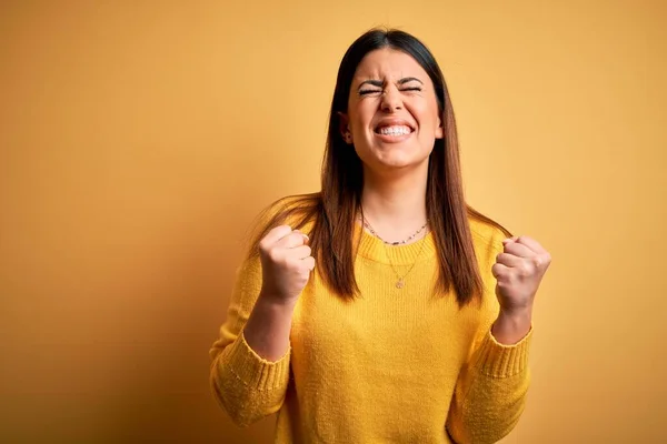 Jonge Mooie Vrouw Draagt Casual Trui Gele Geïsoleerde Achtergrond Opgewonden — Stockfoto