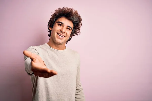 Junger Gutaussehender Mann Lässigem Shirt Der Vor Isoliertem Rosa Hintergrund — Stockfoto