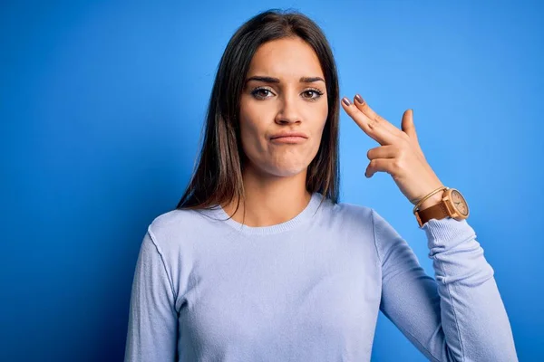 Jong Mooi Brunette Vrouw Dragen Casual Trui Staan Blauwe Achtergrond — Stockfoto