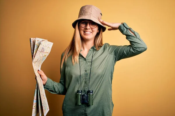 Blonde 탐험가 여성은 지도를 여행중 모자를 쌍안경을 있었다 실수에 두려움 — 스톡 사진