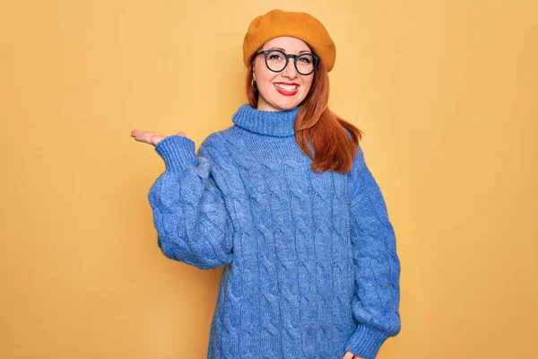 Jeune Belle Rousse Femme Portant Béret Français Lunettes Sur Fond — Photo