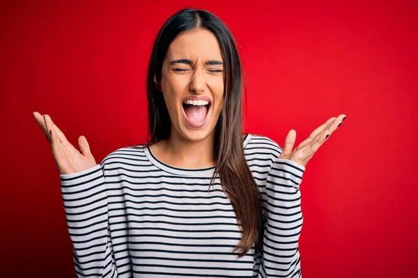 Mladá Krásná Brunetka Žena Sobě Ležérní Pruhované Tričko Přes Červené — Stock fotografie