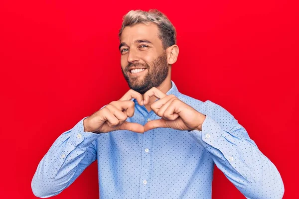 Jovem Bonito Loiro Homem Vestindo Casual Camisa Sobre Isolado Vermelho — Fotografia de Stock