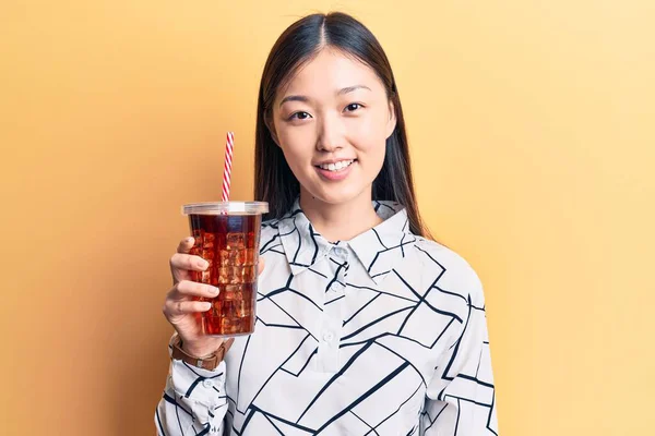 年轻美丽的中国女人 喝着可乐 喝着茶点饮料 面带微笑 面带微笑 面带微笑 面带微笑 — 图库照片