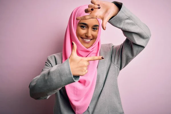 Joven Hermosa Mujer Negocios Morena Con Hijab Musulmán Rosa Chaqueta —  Fotos de Stock