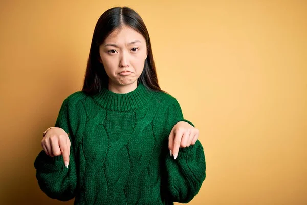 녹색의 스웨터를 위에서 슬프고 보이는 아름다운 손가락으로 방향을 표시하며 우울하고 — 스톡 사진