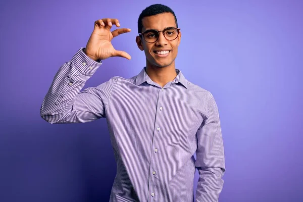 Hombre Afroamericano Guapo Con Camisa Rayas Gafas Sobre Fondo Púrpura —  Fotos de Stock