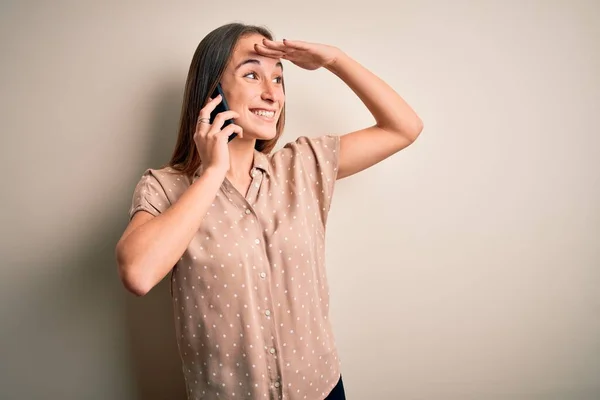 Ung Vacker Kvinna Som Pratar Smartphone Över Vit Bakgrund Mycket — Stockfoto