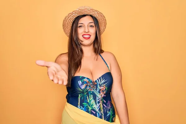 Jeune Femme Hispanique Portant Chapeau Été Maillot Bain Sur Fond — Photo