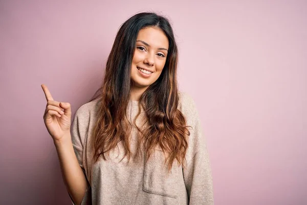 Junge Schöne Brünette Frau Lässigem Pullover Steht Über Rosa Hintergrund — Stockfoto