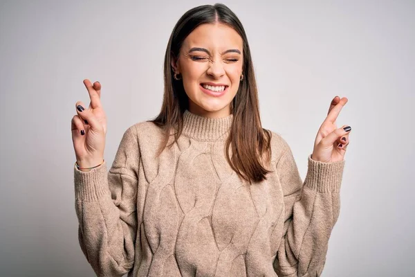 Jonge Mooie Brunette Vrouw Draagt Casual Trui Staan Witte Achtergrond — Stockfoto