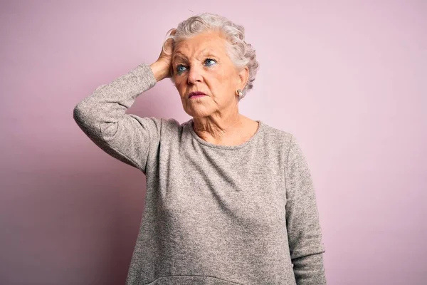 Wanita Cantik Senior Mengenakan Kaos Kasual Berdiri Atas Latar Belakang — Stok Foto