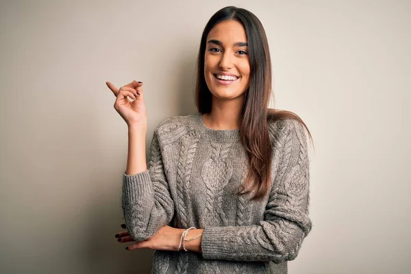 Junge Schöne Brünette Frau Trägt Lässigen Pullover Über Isoliertem Weißem — Stockfoto