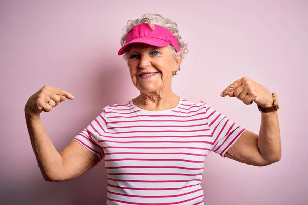 Son Sınıf Güzeli Spor Şapkalı Pembe Arka Planda Duran Kendine — Stok fotoğraf