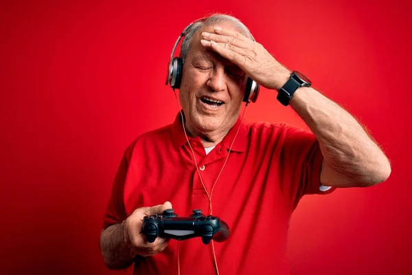 Älterer Grauhaariger Spieler Der Videospiele Mit Gamepad Steuerknüppel Über Rotem — Stockfoto