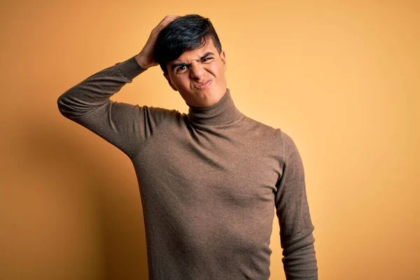 Jovem Homem Bonito Vestindo Camisola Gola Alta Casual Sobre Fundo — Fotografia de Stock