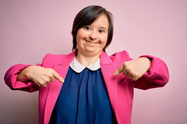 Giovane Donna Affari Sindrome Sfondo Rosa Guardando Fiducioso Con Sorriso — Foto Stock