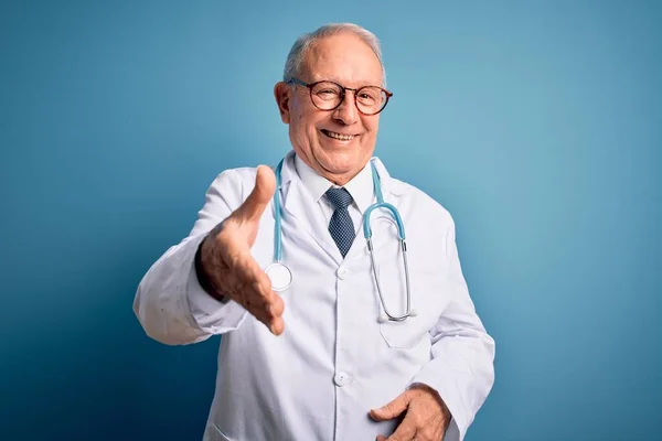 Kıdemli Gri Saçlı Doktor Steteskop Mavi Arka Planda Tıbbi Ceket — Stok fotoğraf